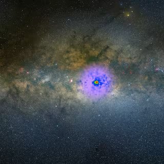Les observations de Fermi montrent un excès de rayons gamma au cœur de la Voie lactée. Elles sont surimposées en fausses couleurs à une image dans le visible sur ce montage photographique. © Nasa